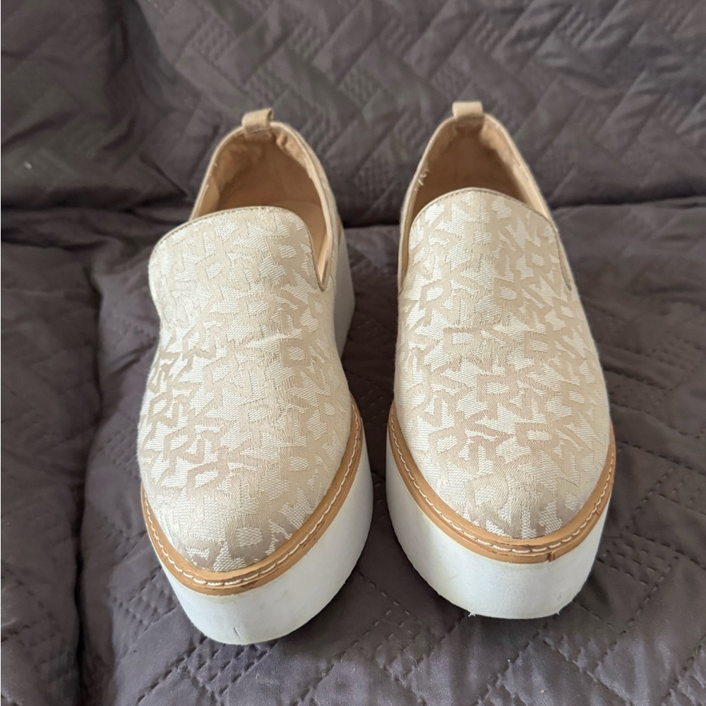 DKNY Womens Bari Slip On Sneaker Casual and Fashion Sneakers 8.5